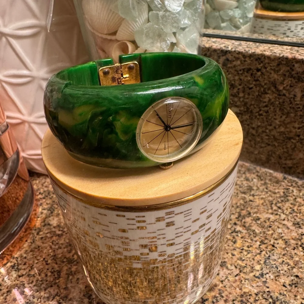 Royal Dynasty 17 jewel Hinged Green Marbled Bakelite Swirl Bangle Watch untested